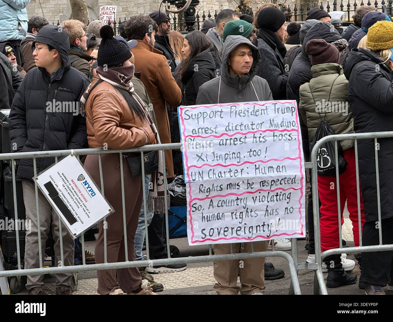 Centinaia di notizie e media, così come manifestanti con divergenze di opinione, hanno aspettato fuori dal tribunale degli Stati Uniti Daniel Patrick Moynihan a Lower Manhattan che il presidente Nicolás Maduro fosse consegnato per un'udienza giudiziaria dopo essere stato catturato in Venezuela e portato a New York per un processo. Foto Stock