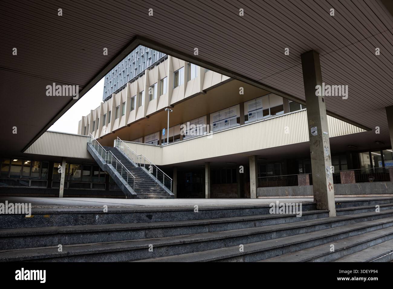 Scale dell'edificio Centrotex a Praga. Architettura brutalista del basso edificio vicino alla casa principale. Elementi per facciate in alluminio anodizzato. Foto Stock