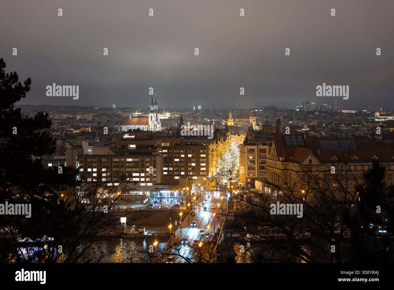 Città di Praga la sera durante la stagione invernale. Strada illuminata a causa della decorazione natalizia sugli alberi della città vecchia. Luci bellissime. Foto Stock