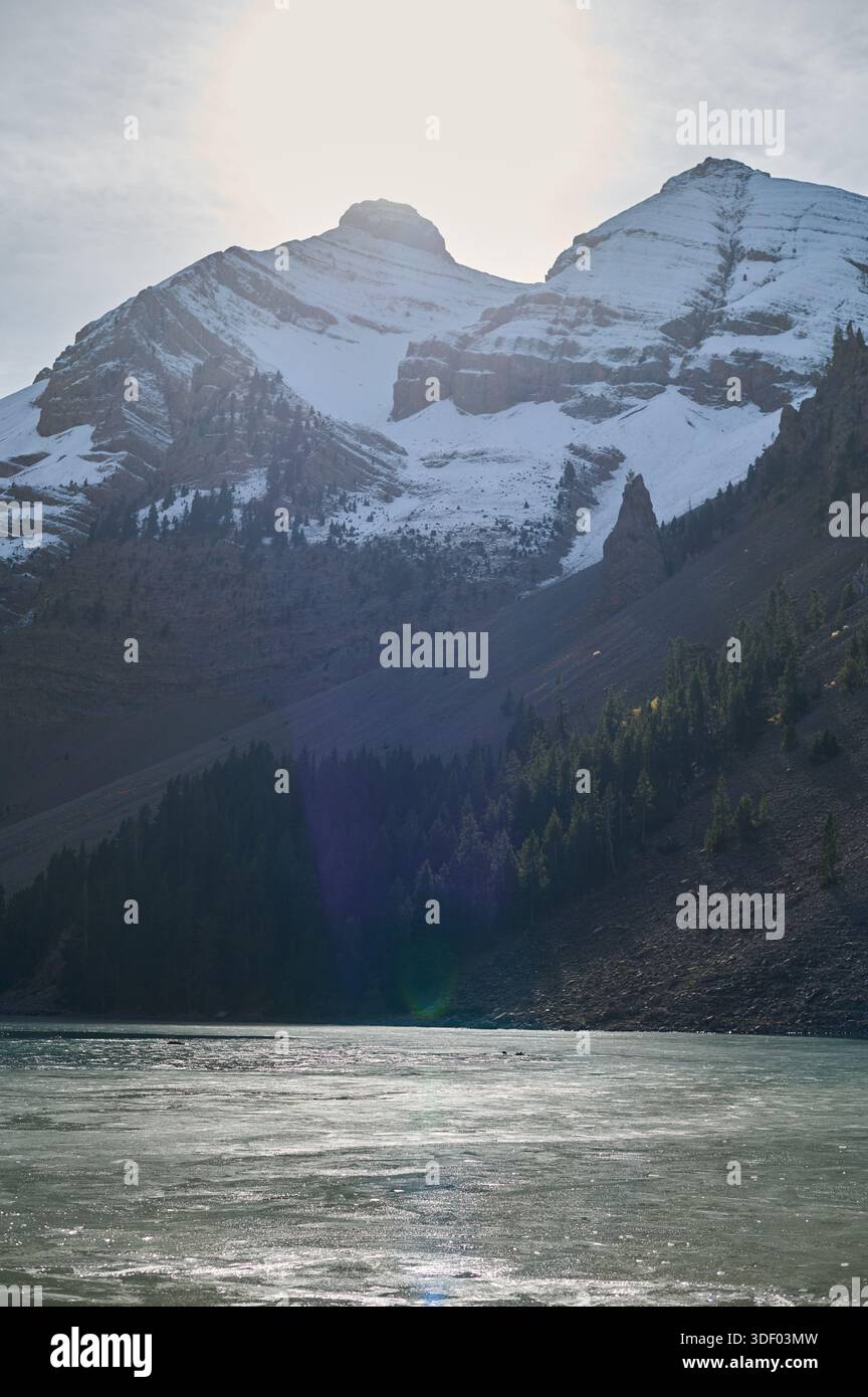 Le acque turchesi del lago glaciale Ibon de Plan sono circondate da massicce scogliere calcaree e da pinete nelle montagne dei Pirenei in Spagna Foto Stock