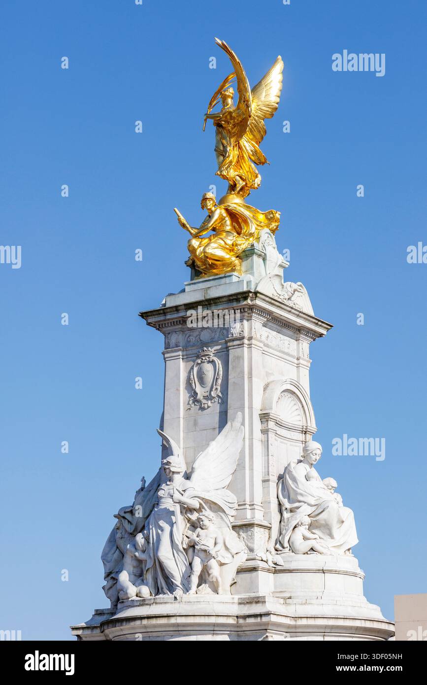 Statua dorata della Vittoria alata sul Queen Victoria Memorial fuori Buckingham Palace, Londra, Inghilterra, Regno Unito Foto Stock