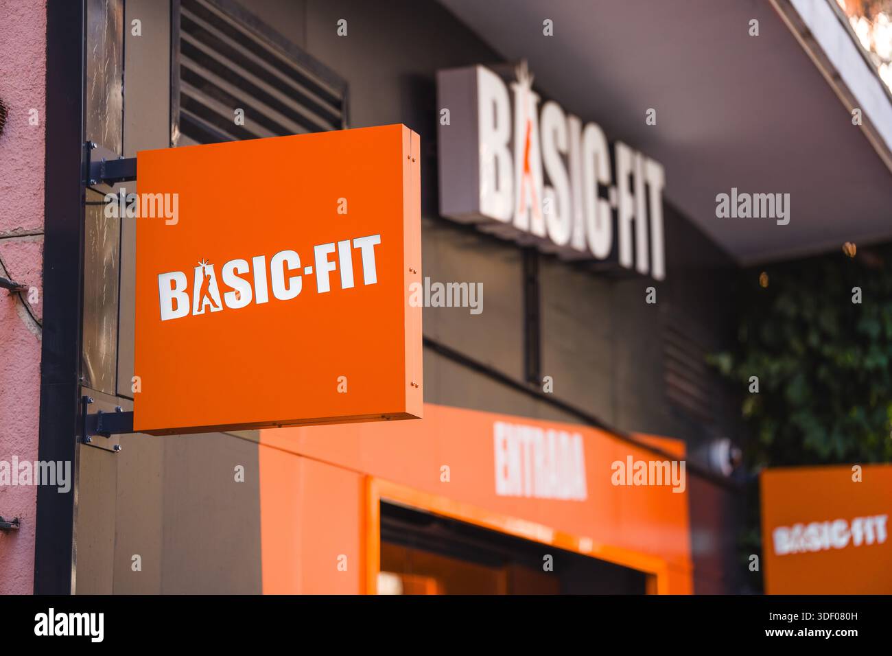 Immagine dell'ingresso di una palestra a catena Basic Fit. Foto Stock
