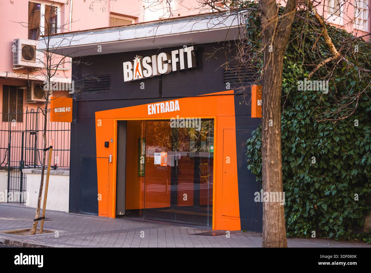 Immagine dell'ingresso di una palestra a catena Basic Fit. Foto Stock