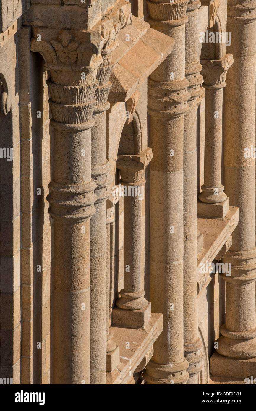 Particolare della facciata della Cappella reale (Fiangonana) presso la Rova di Antananarivo è una cappella protestante in pietra con uno stile architettonico unico, che combina influenze europee e tradizionali malgasce. Fu una delle poche strutture le cui mura in pietra sopravvissero al devastante incendio del 1995 e da allora è stata restaurata. Costruita dall'architetto britannico William Pool per la regina Ranavalona II, la prima pietra fu posata il 20 luglio 1869 e la cappella fu inaugurata l'8 aprile 1880, dopo 11 anni di costruzione. Foto Stock