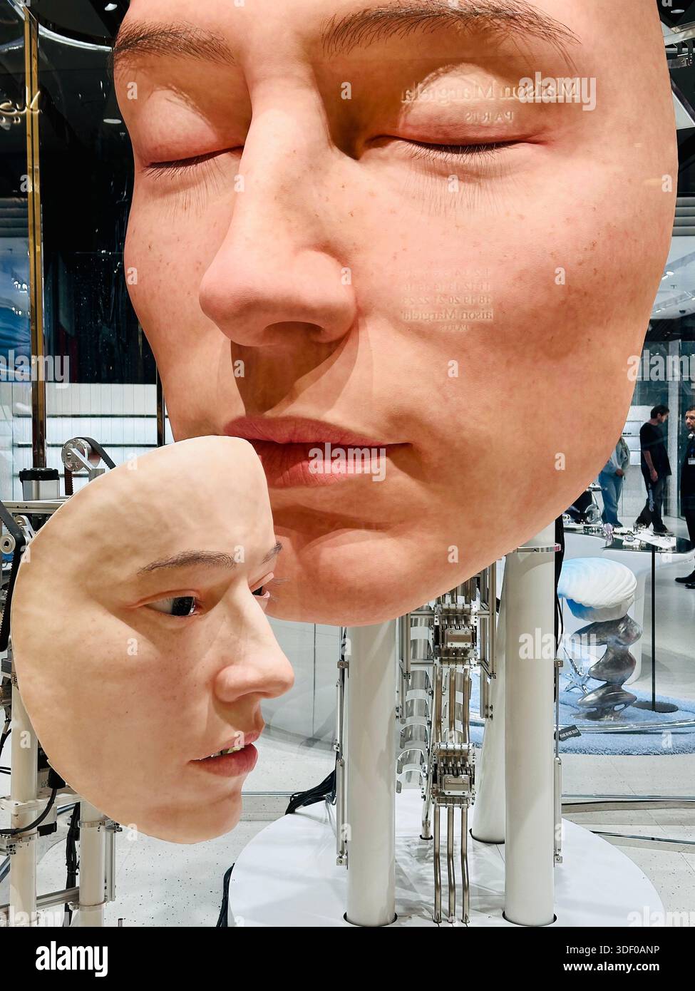 Display del viso del robot mostro delicato - Immagine stock catturata con smartphone