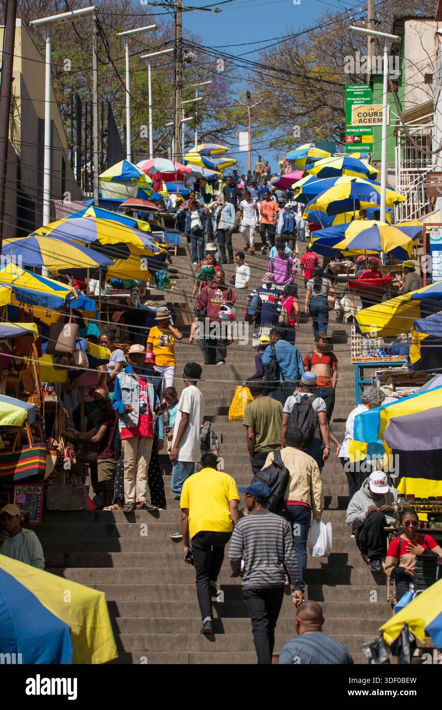 Bancarelle del mercato di strada, Antananarivo, Madagascar. Una vivace istantanea del mercato Analakely, un punto di incontro economico e sociale centrale nel cuore del Madagascar. Foto Stock