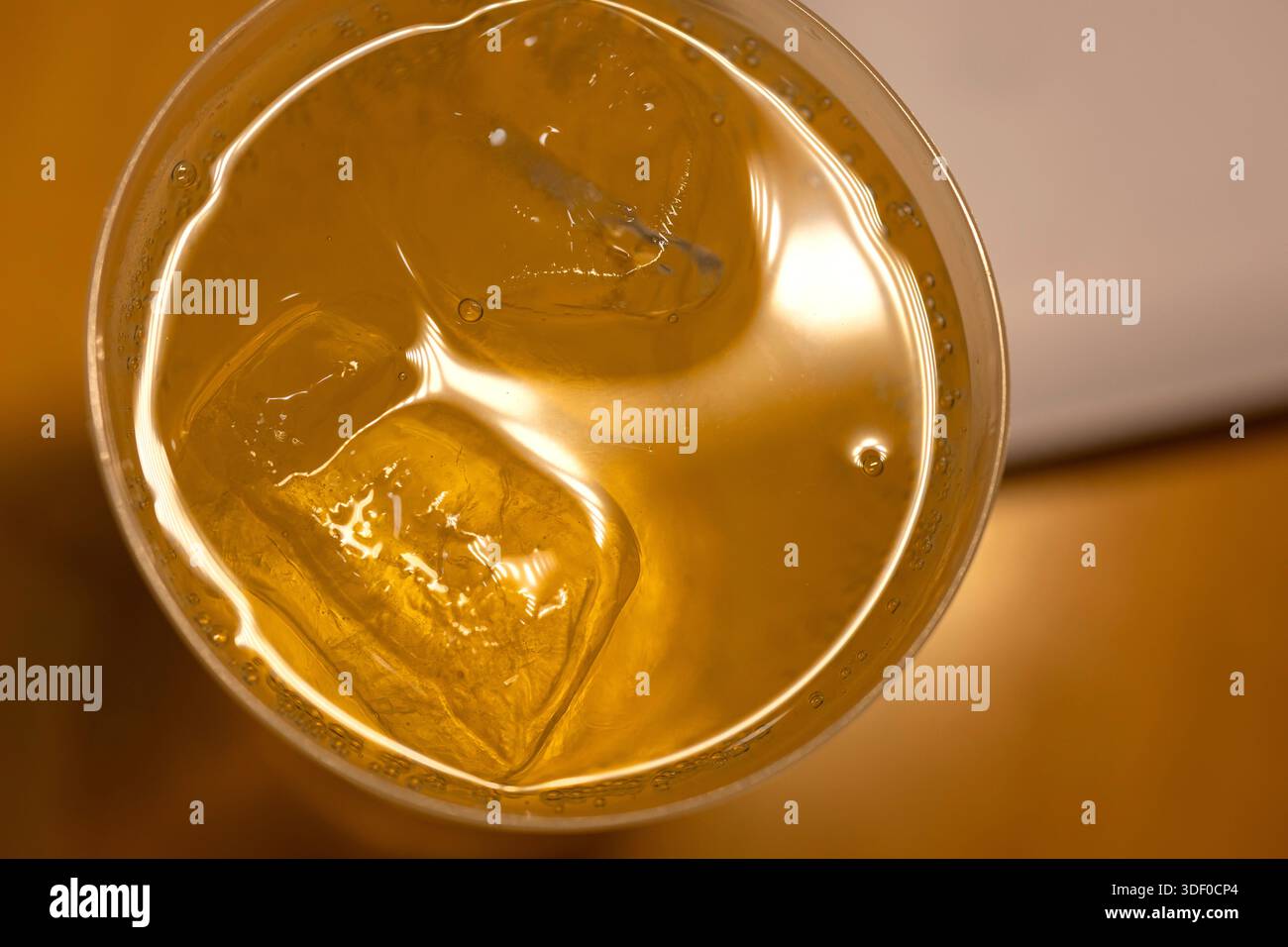 Tè freddo con cubetti di ghiaccio in un bicchiere, visto dall'alto Foto Stock