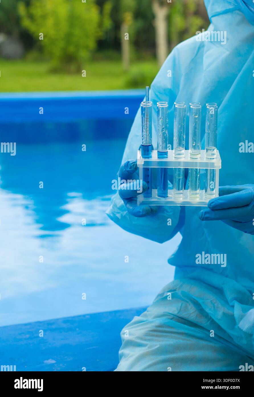 Controllare l'analisi dell'acqua di piscina. Messa a fuoco selettiva. natura. Foto Stock