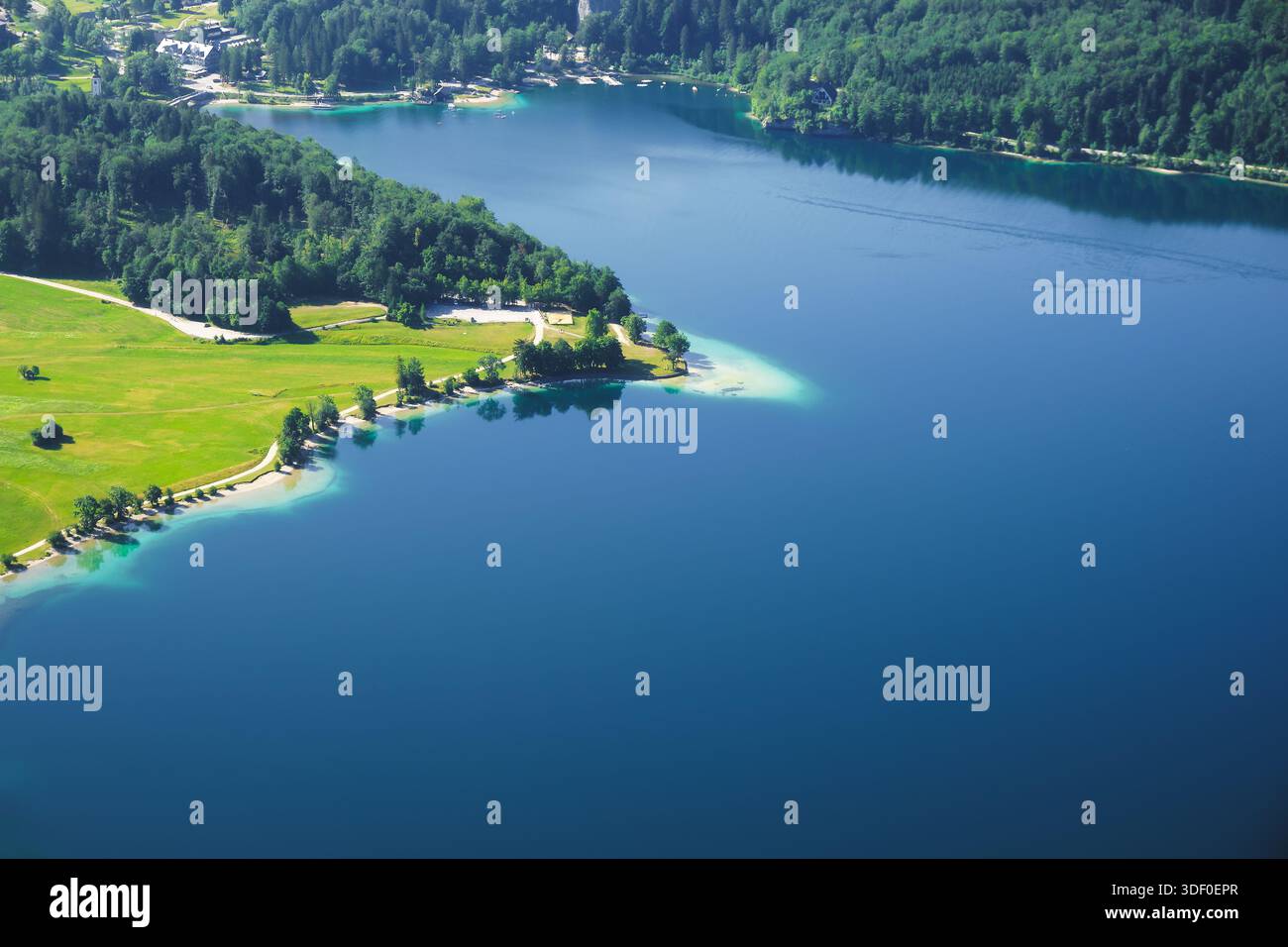 Splendida vista sul lago Bohinj dal punto panoramico del parco nazionale del monte Triglav Foto Stock