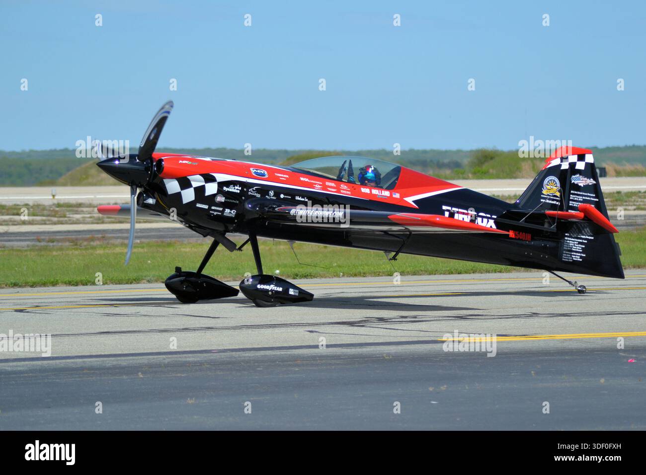 Rob Holland con il suo aereo acrobatico unico all'aeroporto statale di Quonset; in seguito morì in un incidente causato da un guasto strutturale Foto Stock