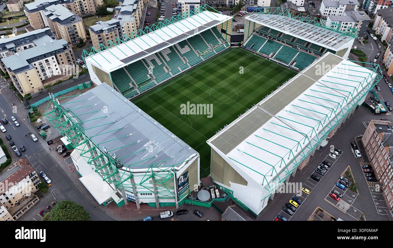 Vista aerea dello stadio Easter Road, sede dell'Hibernian Football Club, a Edimburgo, Scozia, che mostra il campo da calcio vuoto, le tribune e i dintorni Foto Stock