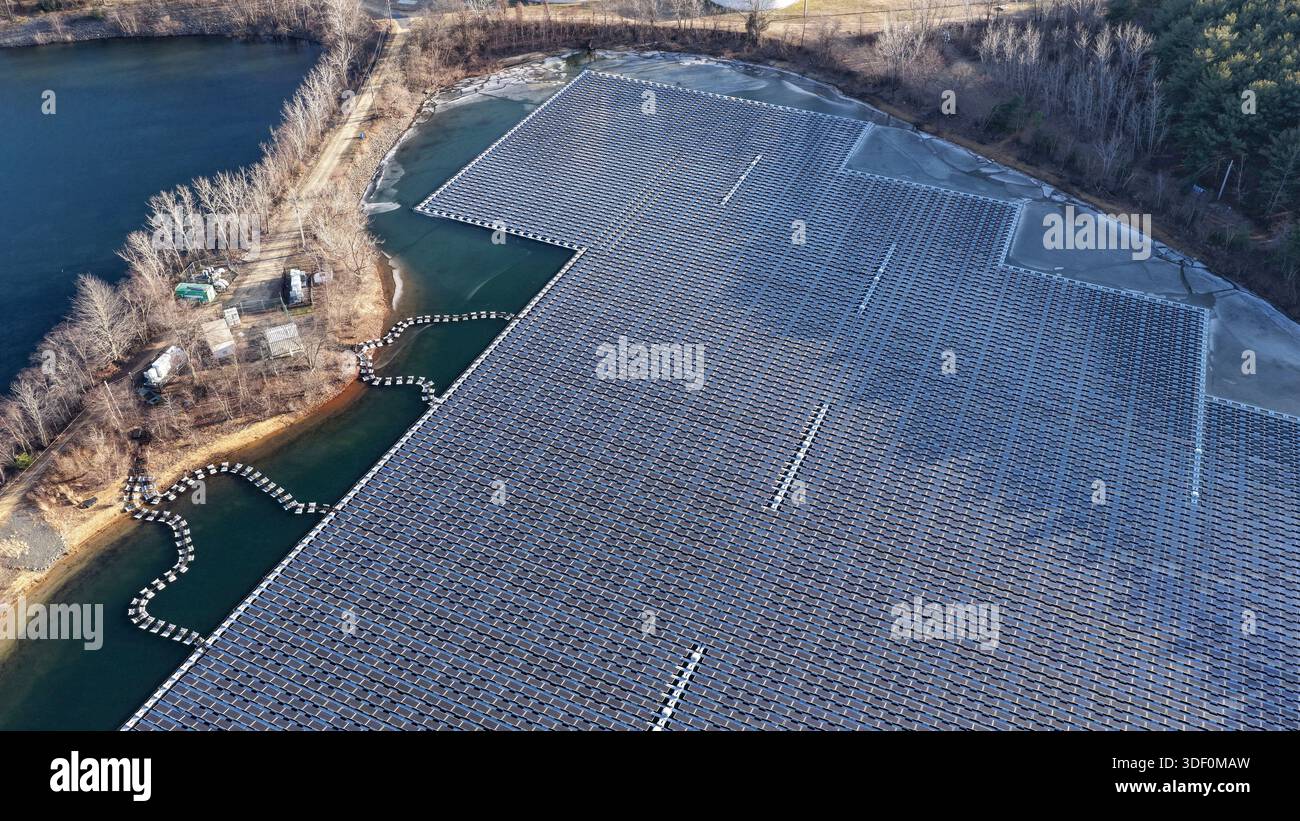 Vista aerea della struttura galleggiante a pannelli solari sul lago artificiale di acqua dolce nel New Jersey Foto Stock