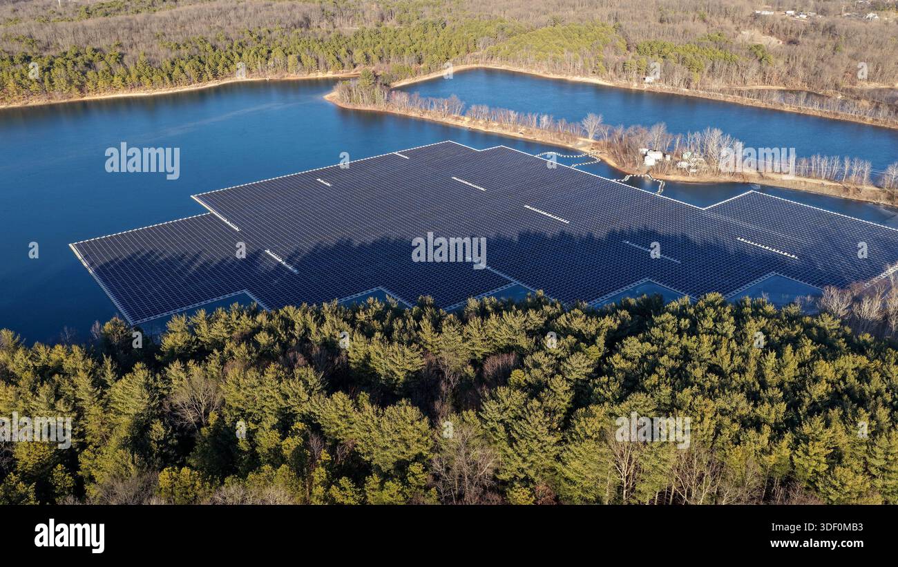 Vista aerea della struttura galleggiante a pannelli solari sul lago artificiale di acqua dolce nel New Jersey Foto Stock