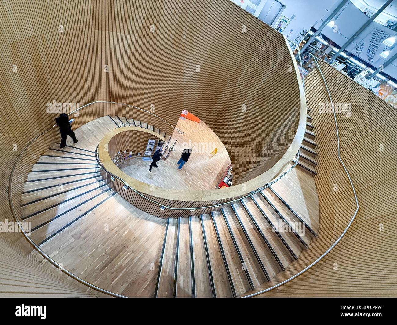 Scala a chiocciola Canada Water Library, Southwark, Londra, Regno Unito. La pluripremiata biblioteca pubblica presenta una caratteristica architettura in legno. Gennaio 2026 Foto Stock