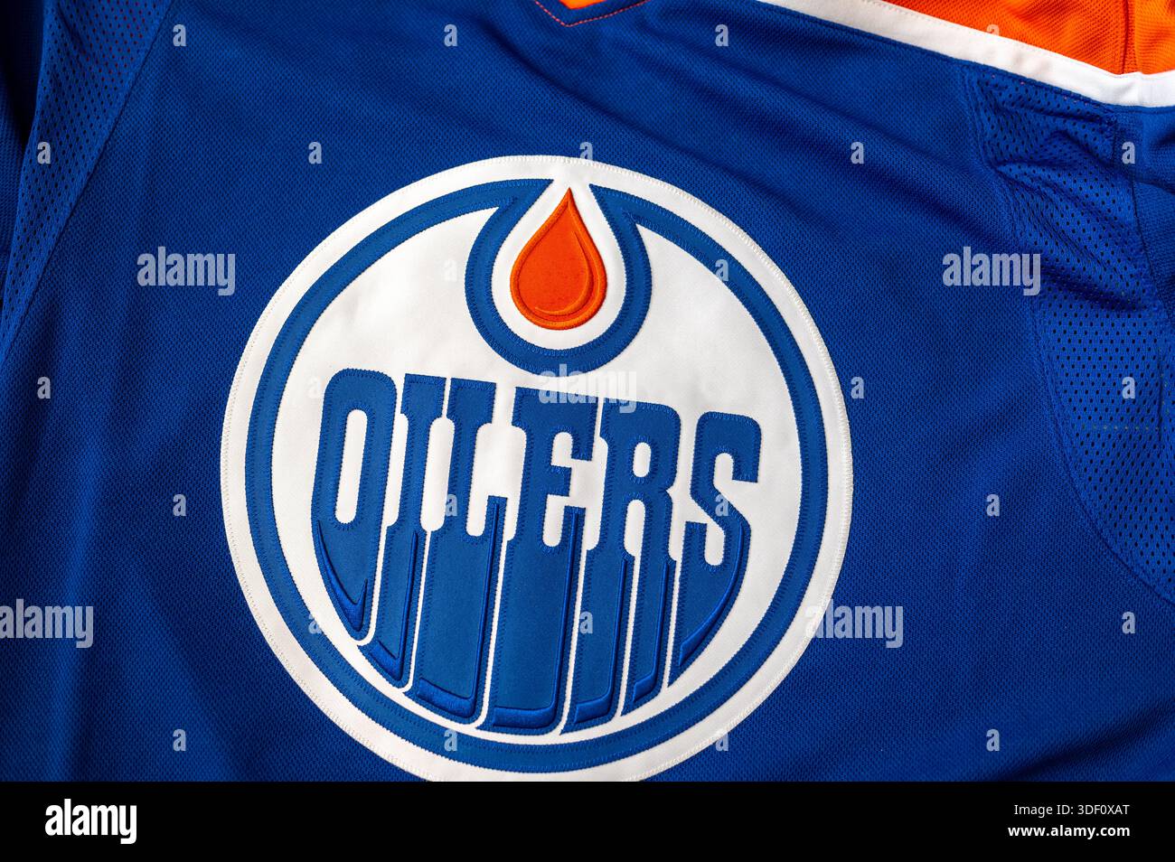 Calgary, Alberta - 31 dicembre 2025: Maglione da hockey blu e arancione degli Edmonton Oilers, con nome e numero di Leon Draisaitl. Foto Stock
