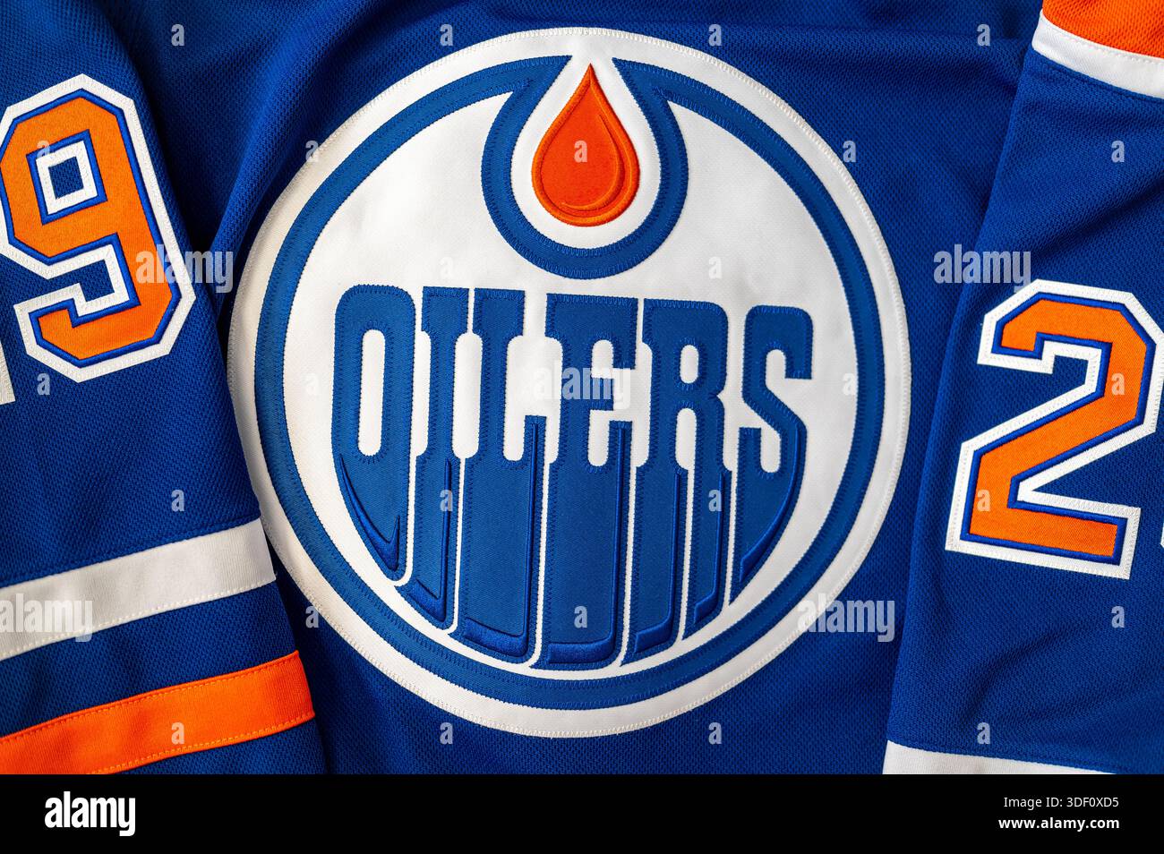 Calgary, Alberta - 31 dicembre 2025: Maglione da hockey blu e arancione degli Edmonton Oilers, con nome e numero di Leon Draisaitl. Foto Stock