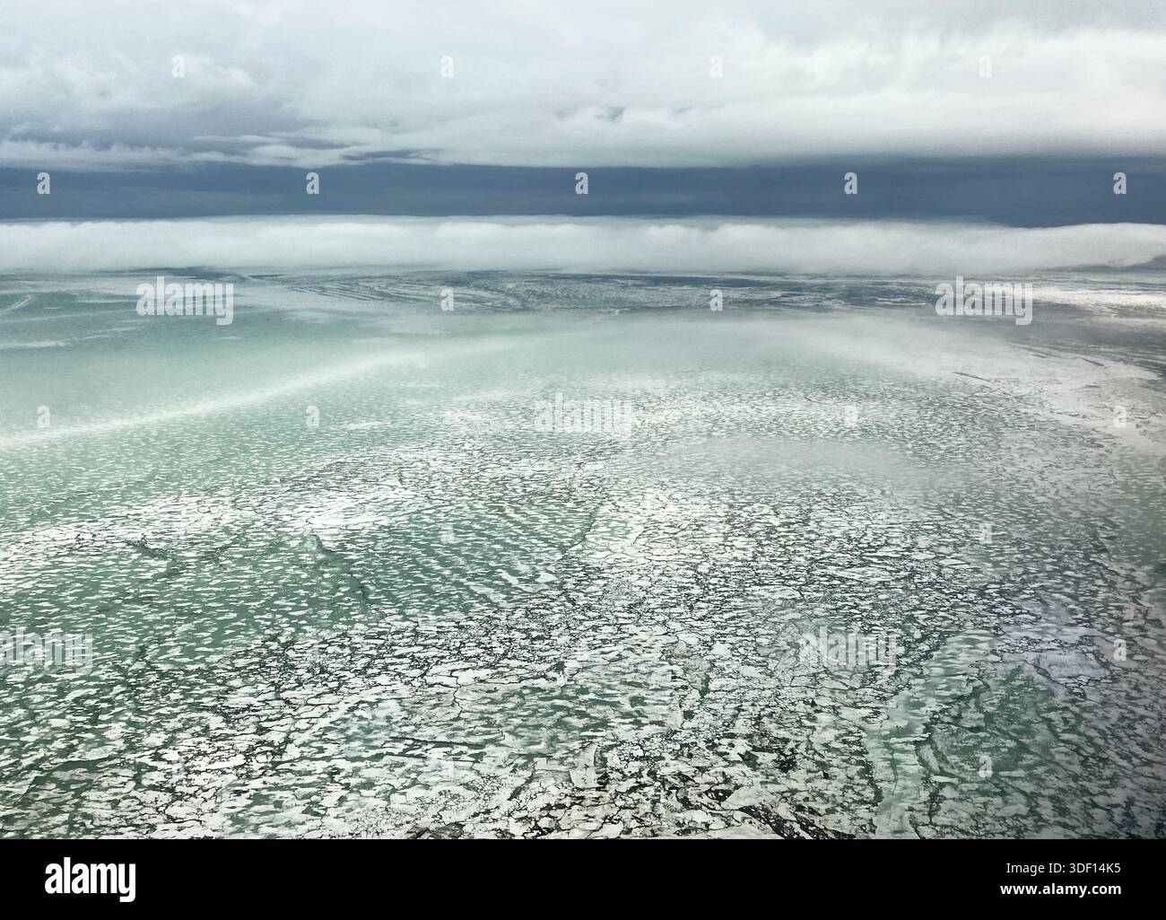 Vista aerea del ghiaccio marino che si scioglie nell'Artico dell'Alaska sopra Kotzebue Sound - Immagine stock catturata con smartphone