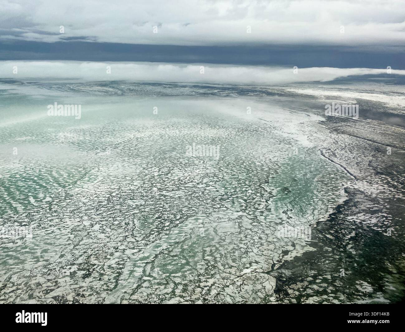 Vista aerea del ghiaccio marino che si scioglie nell'Artico dell'Alaska sopra Kotzebue Sound - Immagine stock catturata con smartphone