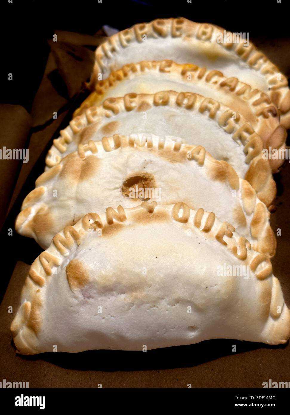 Empanadas appena sfornate dal caffè di Buenos Aires - Immagine stock catturata con smartphone