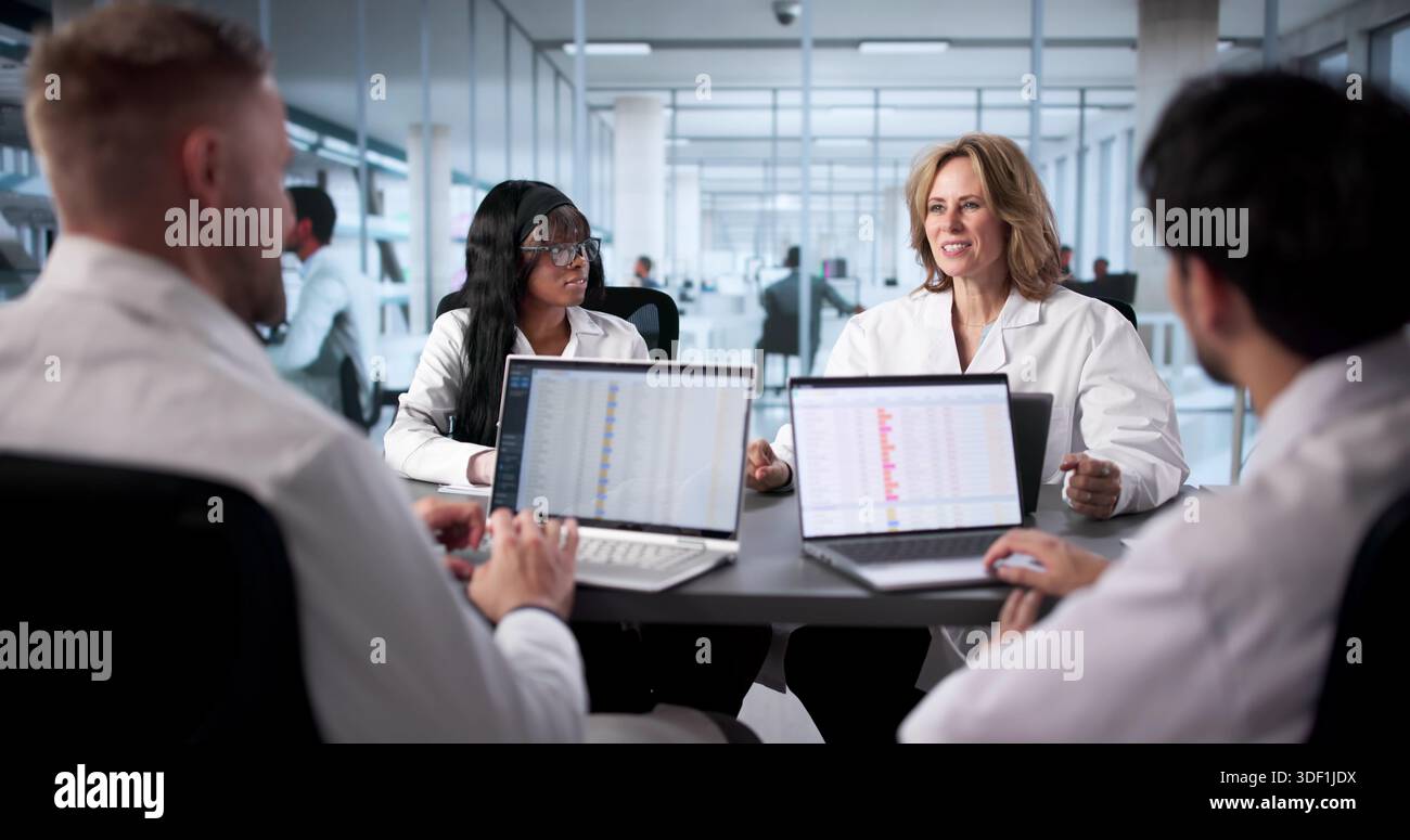 Team ospedaliero che utilizza la codifica computerizzata per l'amministrazione online della fatturazione medica. Foto Stock