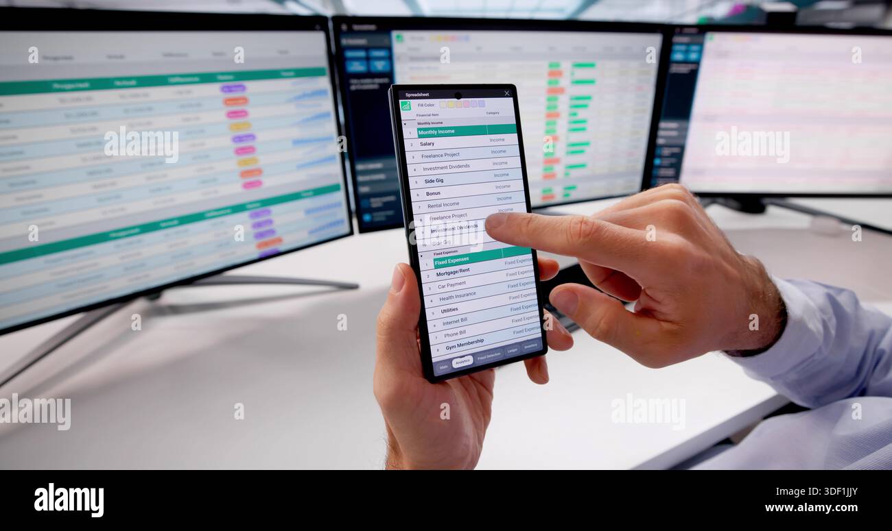 Contabile legale maschile che utilizza lo smartphone per calcolare le fatture finanziarie online Foto Stock