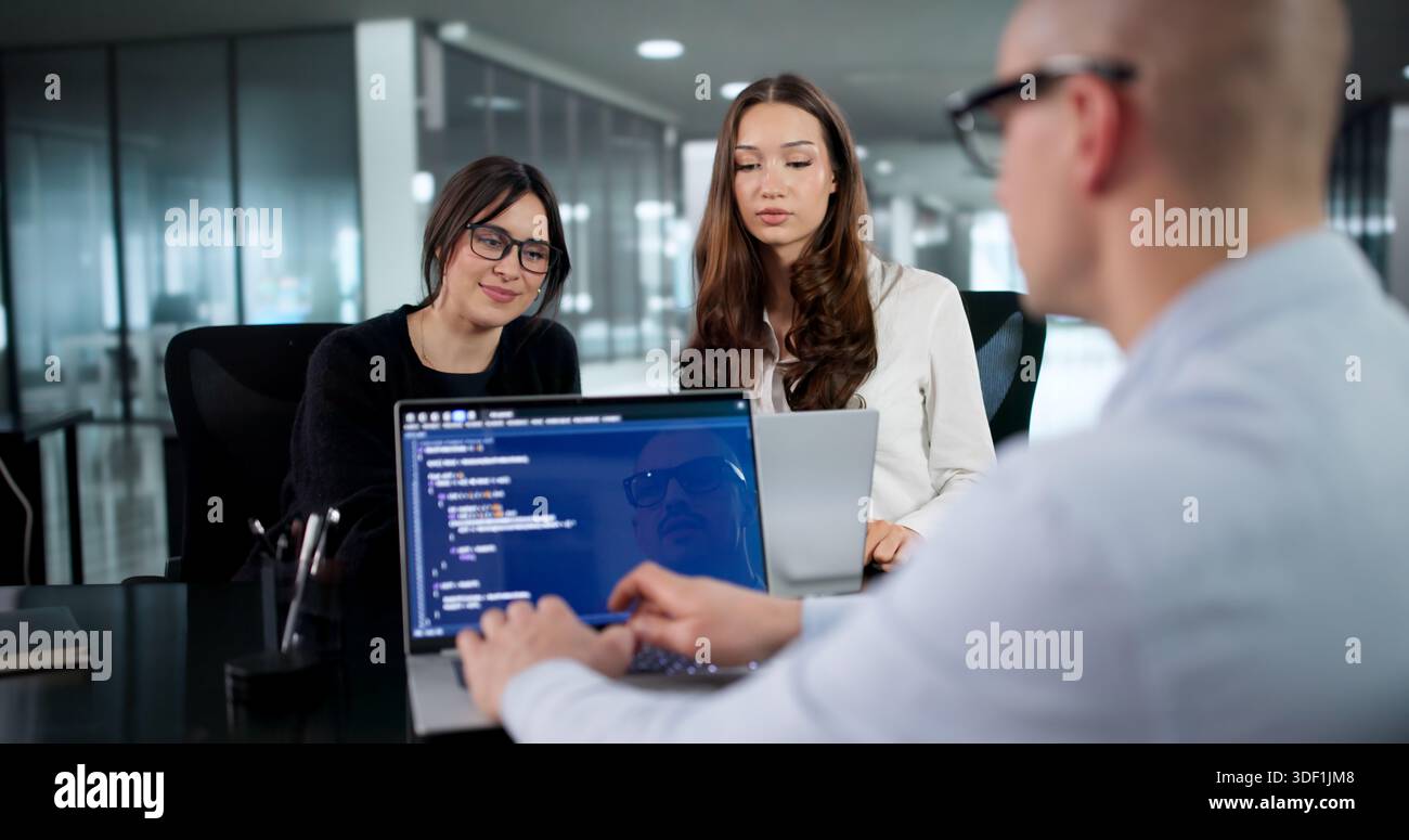 Sessione di codifica collaborativa: Creazione di soluzioni software con diversi membri del team. Foto Stock