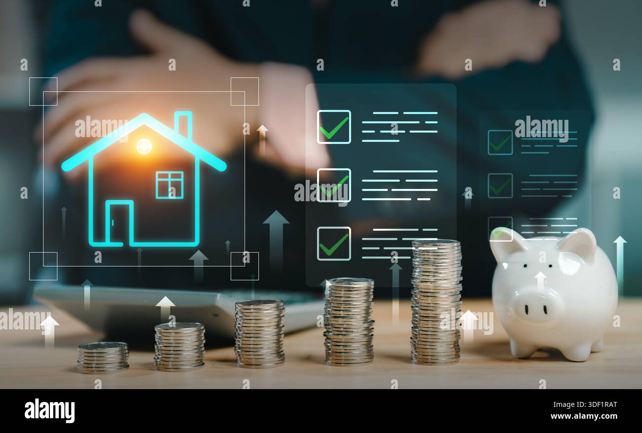Un concetto di risparmio che mostra un salvadanaio e un aumento di pile di monete accanto a un'icona luminosa e a una lista di controllo digitale, che simboleggia il successo del gioco Foto Stock