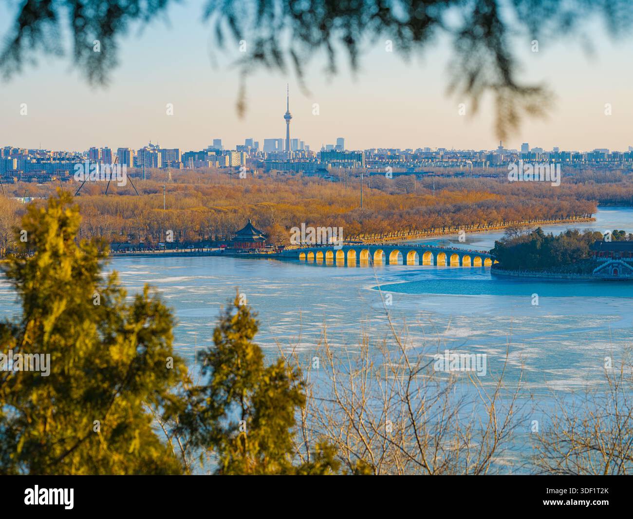 Il bellissimo paesaggio del Palazzo d'Estate di Pechino mentre il sole tramonta sul Ponte del diciassettesimo arco in inverno. Foto Stock