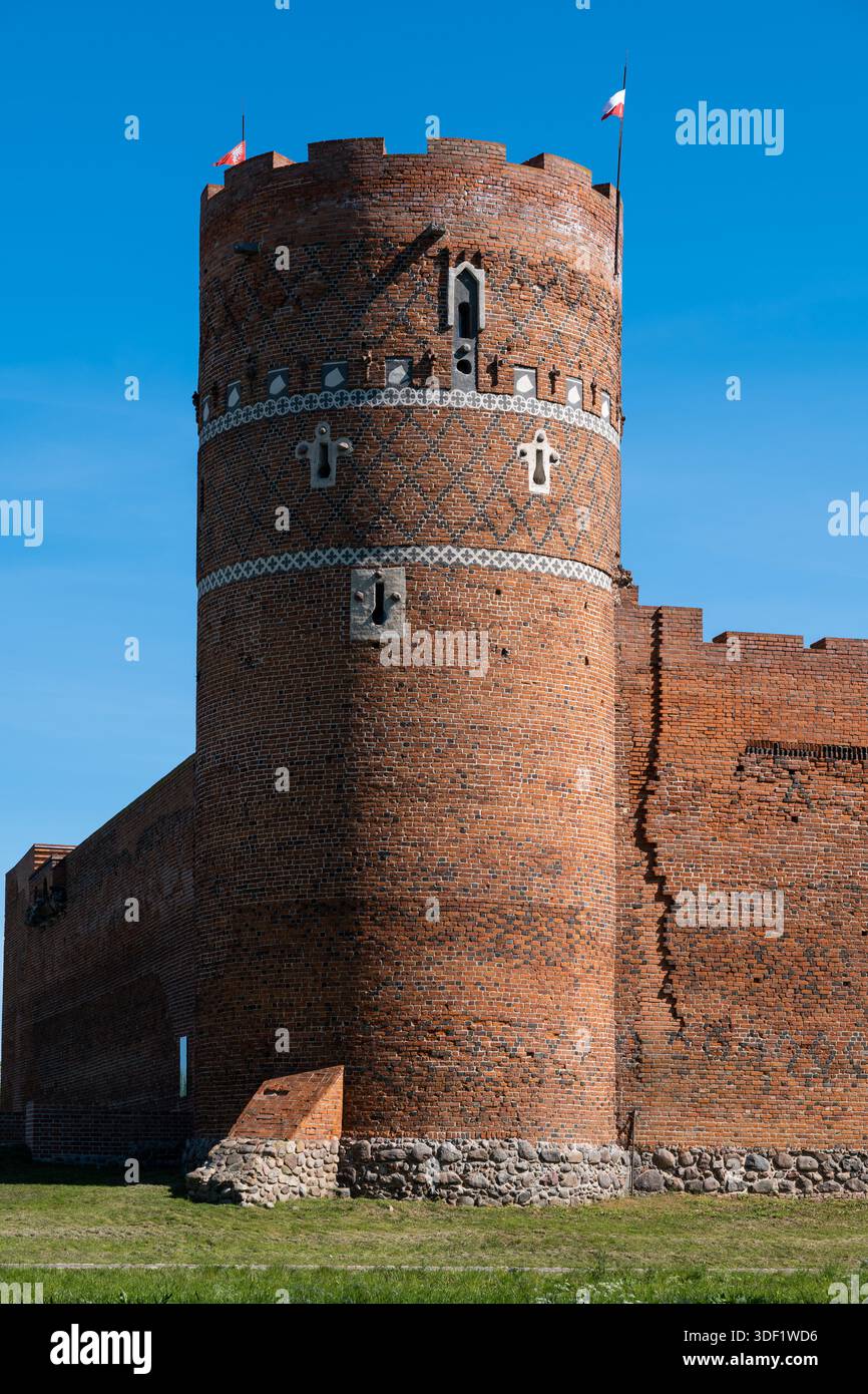 Castello dei duchi Masoviani dietro l'angolo torre fortificazione a Ciechanow, Polonia, fortezza medievale risalente al XIV secolo. Foto Stock