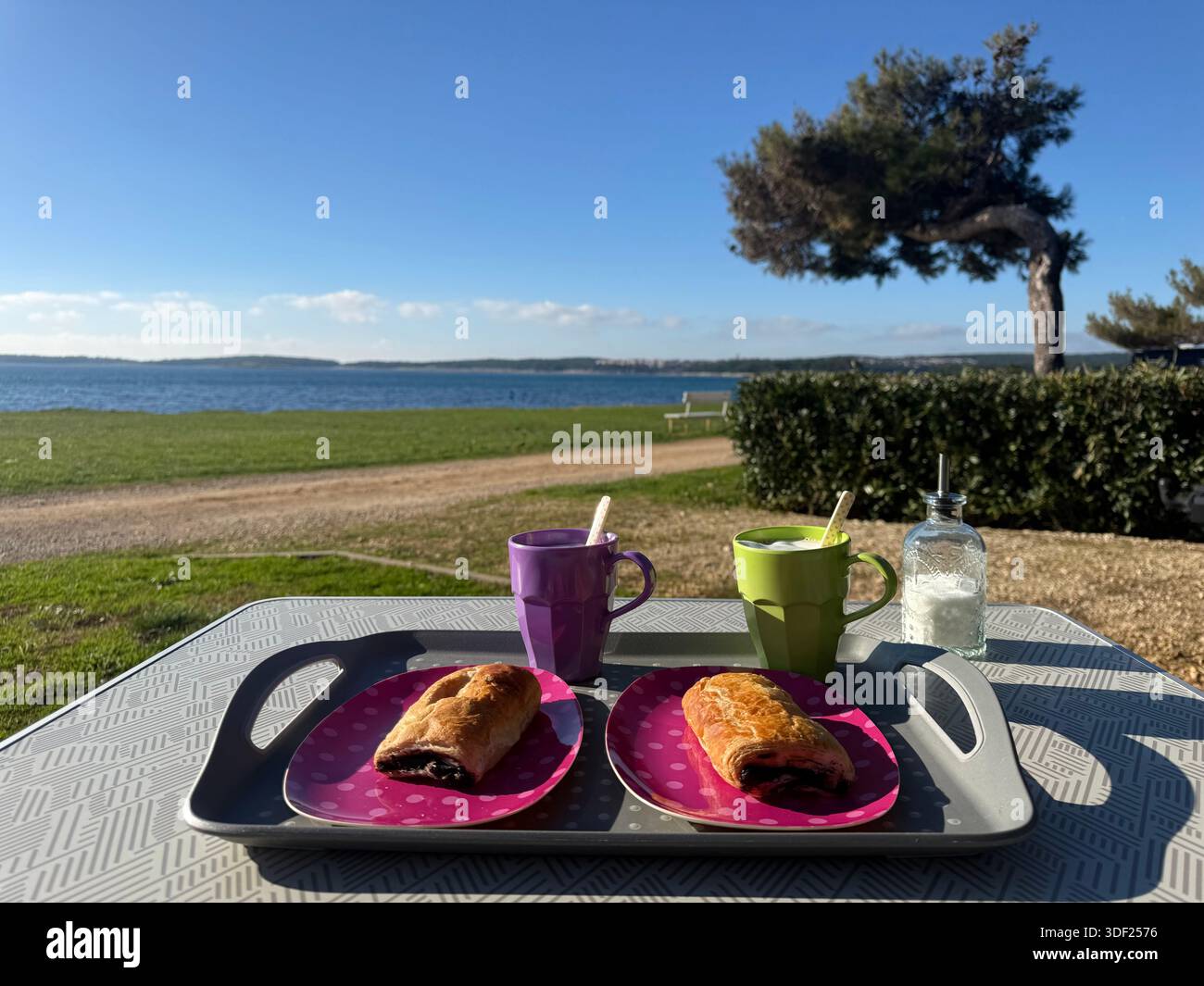 Caffè e torta con splendida vista sul mare il giorno della domenica - Immagine stock catturata con smartphone