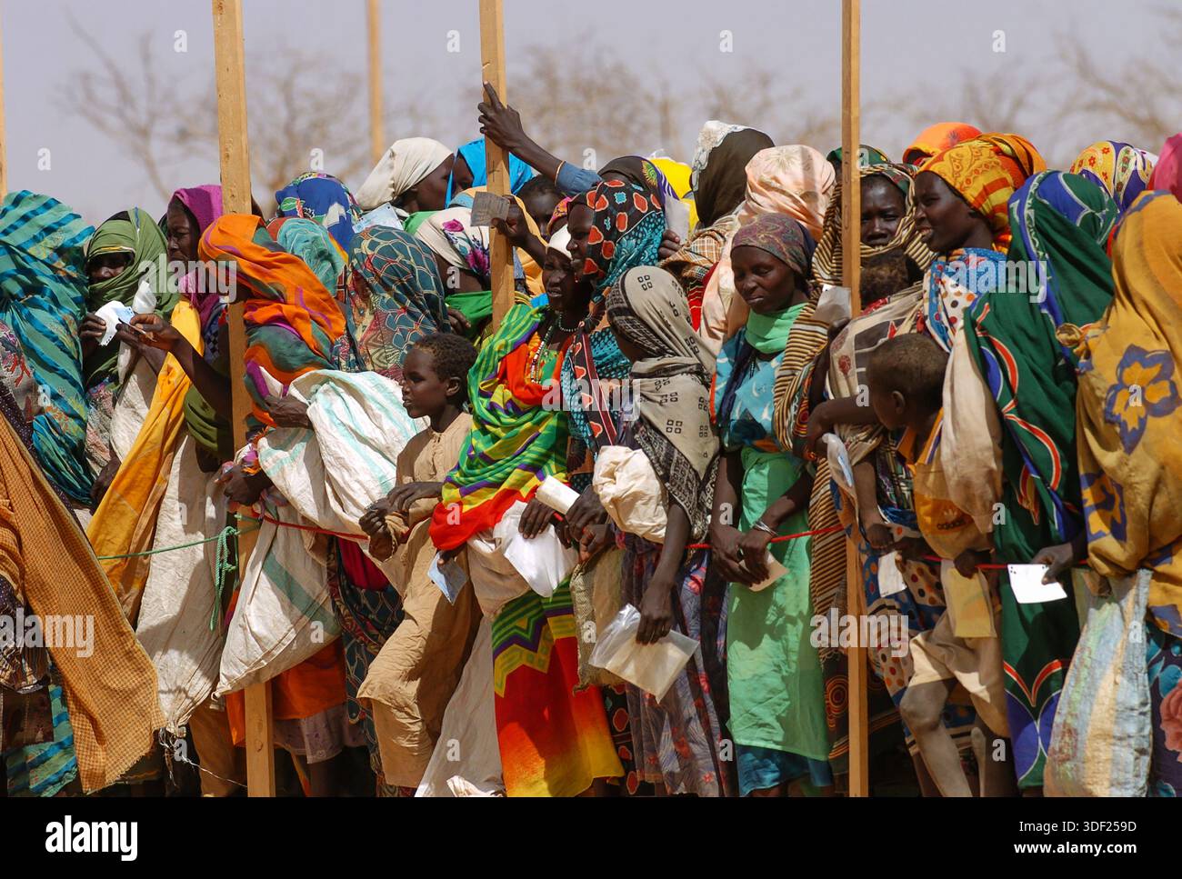 10/06/04, SCOZZESE, TSPL, NOTIZIE, STRANIERO,. CARESTIA E SICCITÀ,. AFRICA,. RIFUGIATI IRIDIMI, CIAD, AFRICA. RIFUGIATI IN FUGA DALLA GUERRA CIVILE E DAL PERSICUTION NEL SUDAN DEL NAIGHBOURING ASPETTANO DI ESSERE RIPRESI. PIC IAN RUTHERFORD Foto Stock
