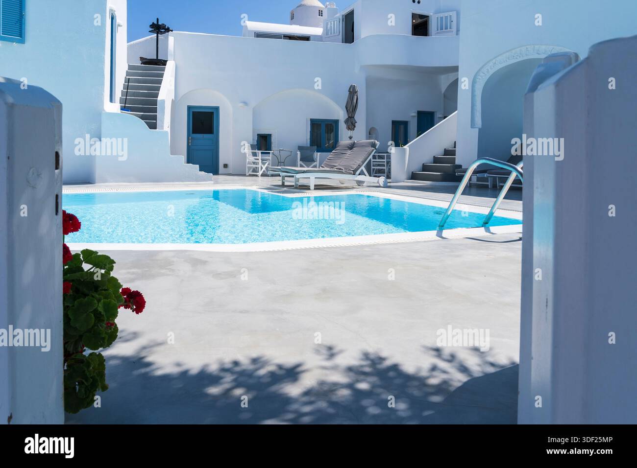 Vista di una piscina greca e pareti dipinte di bianco a Imerovigli, Santorini, Grecia, Europa Foto Stock