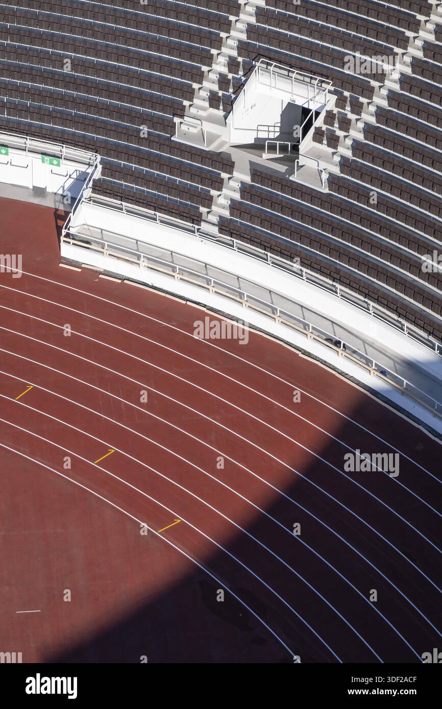 Stadio moderno con posti vuoti, scale all'aperto e pista di tartan, stadio olimpico di Helsinki, architetti Yrjoe Lindegren e Toivo Jaentti, Helsin Foto Stock