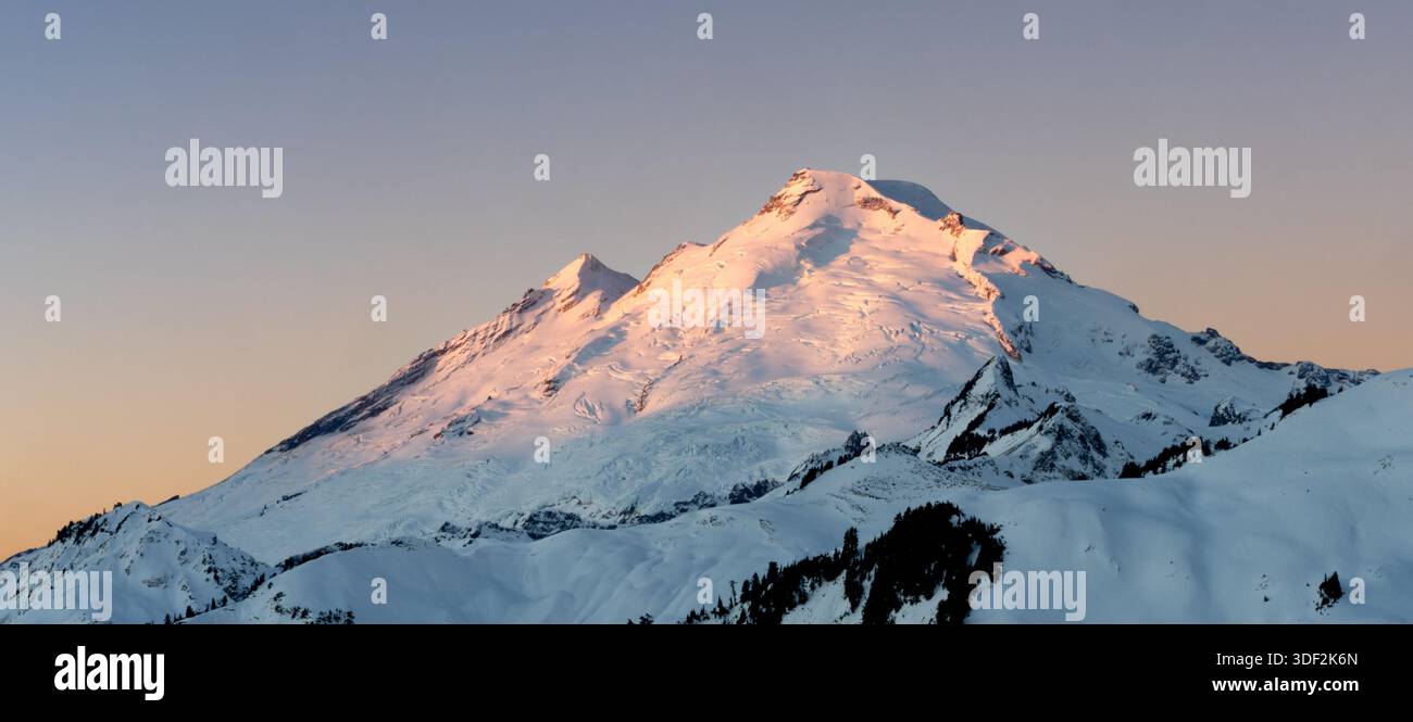 Monte baker, un picco vulcanico attivo nelle cascate settentrionali dello stato di Washington, all'alba Foto Stock