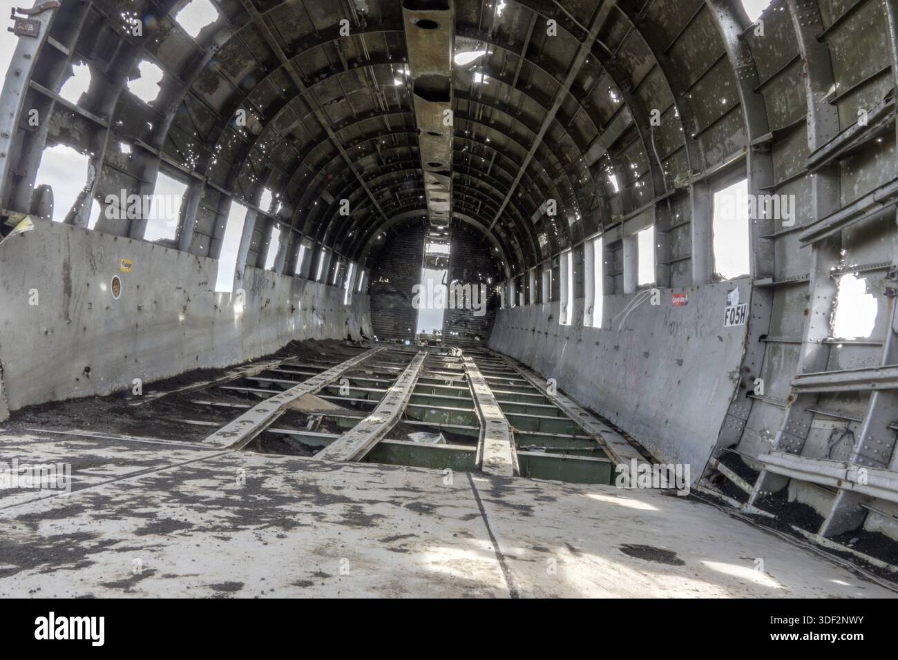 Vik, Islanda - 11 giugno 2018: Il 21 novembre 1973 un Douglas R4D-8, Super DC-3 della marina statunitense si schiantò nel sud dell'Islanda, a causa di una pesante ghiacciatura. E' un popu Foto Stock