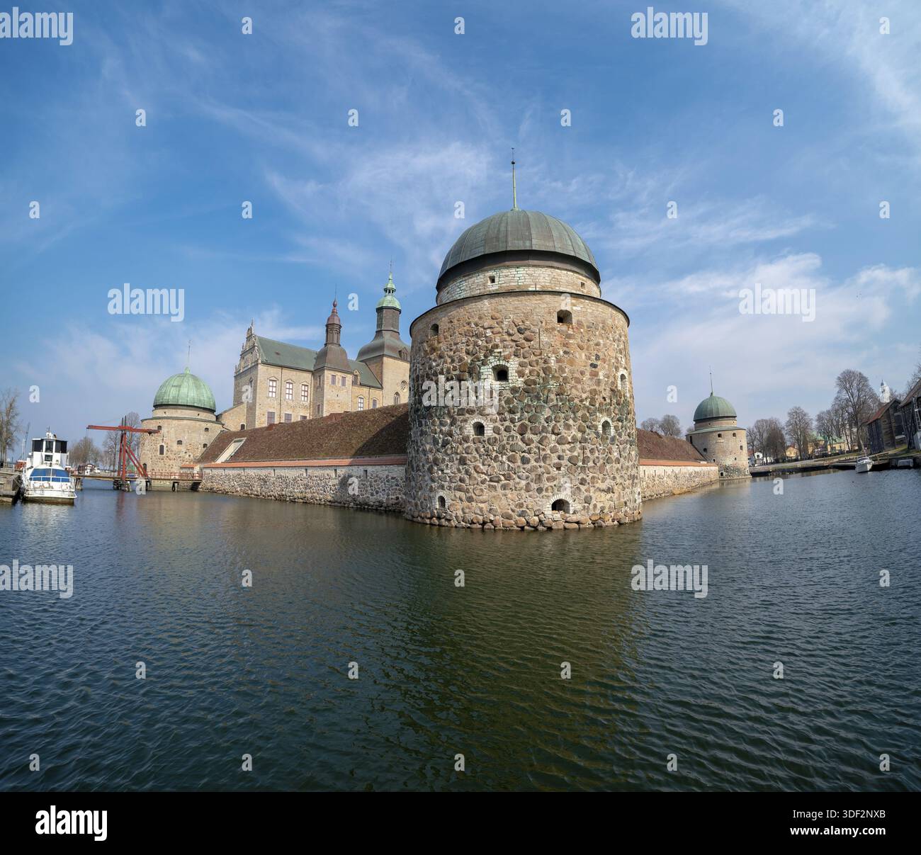 Vadstena, Svezia - 6 aprile 2019: Castello di Vadstena costruito nel 1545, con una barca ancorata a sinistra nel fossato Foto Stock