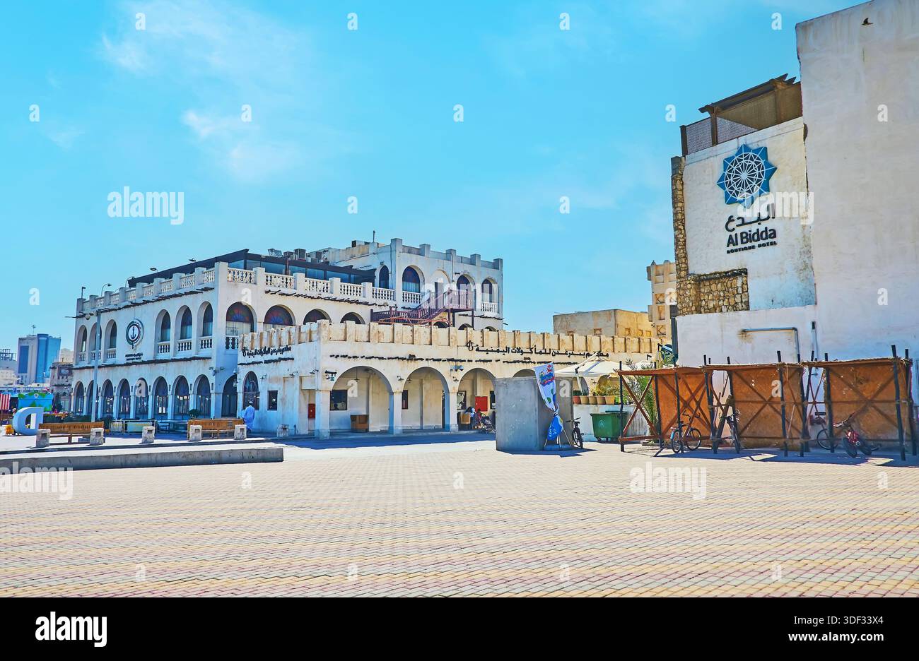 DOHA, Qatar - 13 febbraio 2018: gli edifici di vecchia alberghi e ristoranti di Souq Waqif da Abdullah bin Jassim street, il 13 febbraio a Doha. Foto Stock