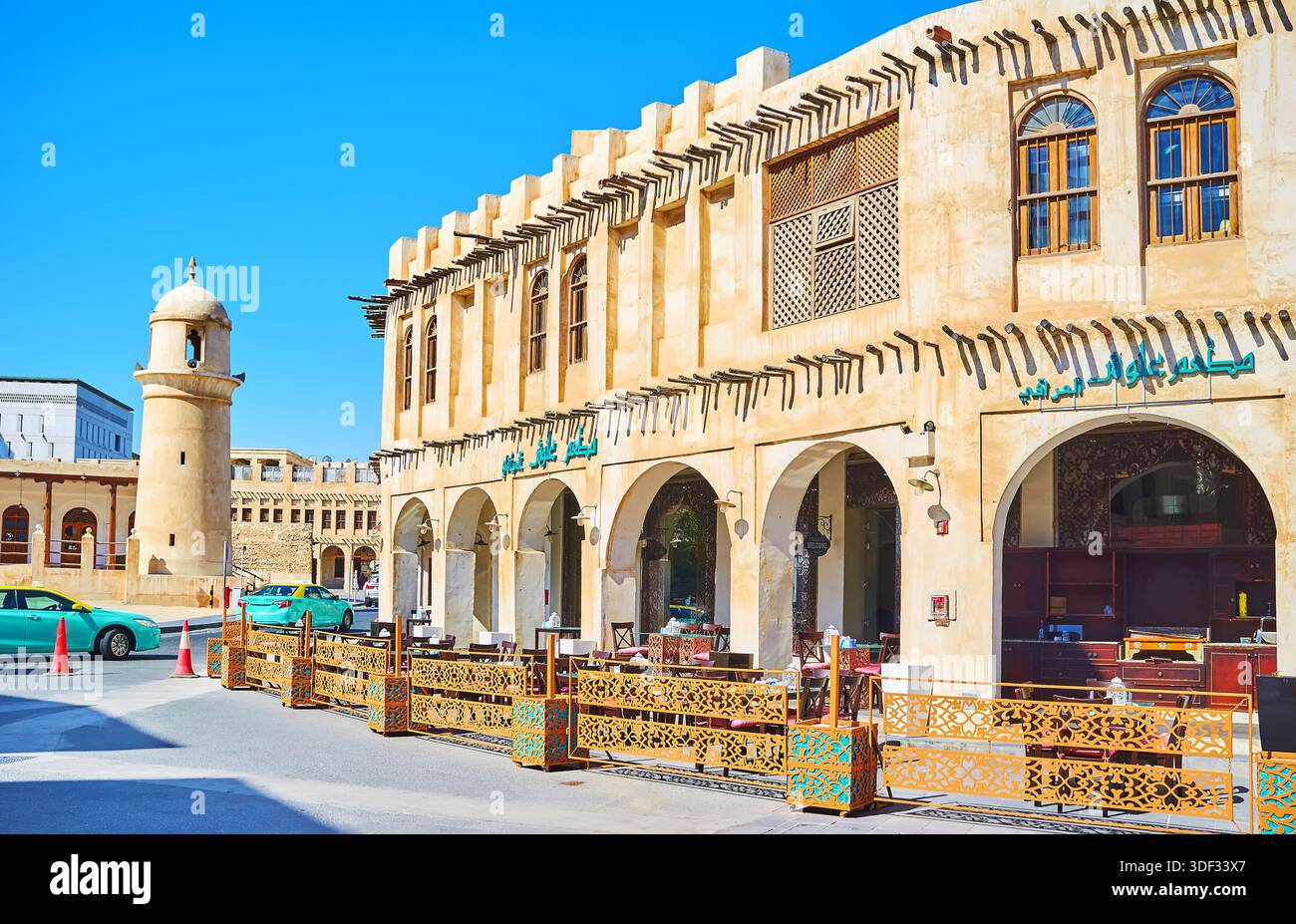 DOHA, Qatar - 13 febbraio 2018: Souq Waqif market è pieno di autdoor caffetterie e ristoranti di lusso, alloggi in dimore storiche e offre gustosi Foto Stock