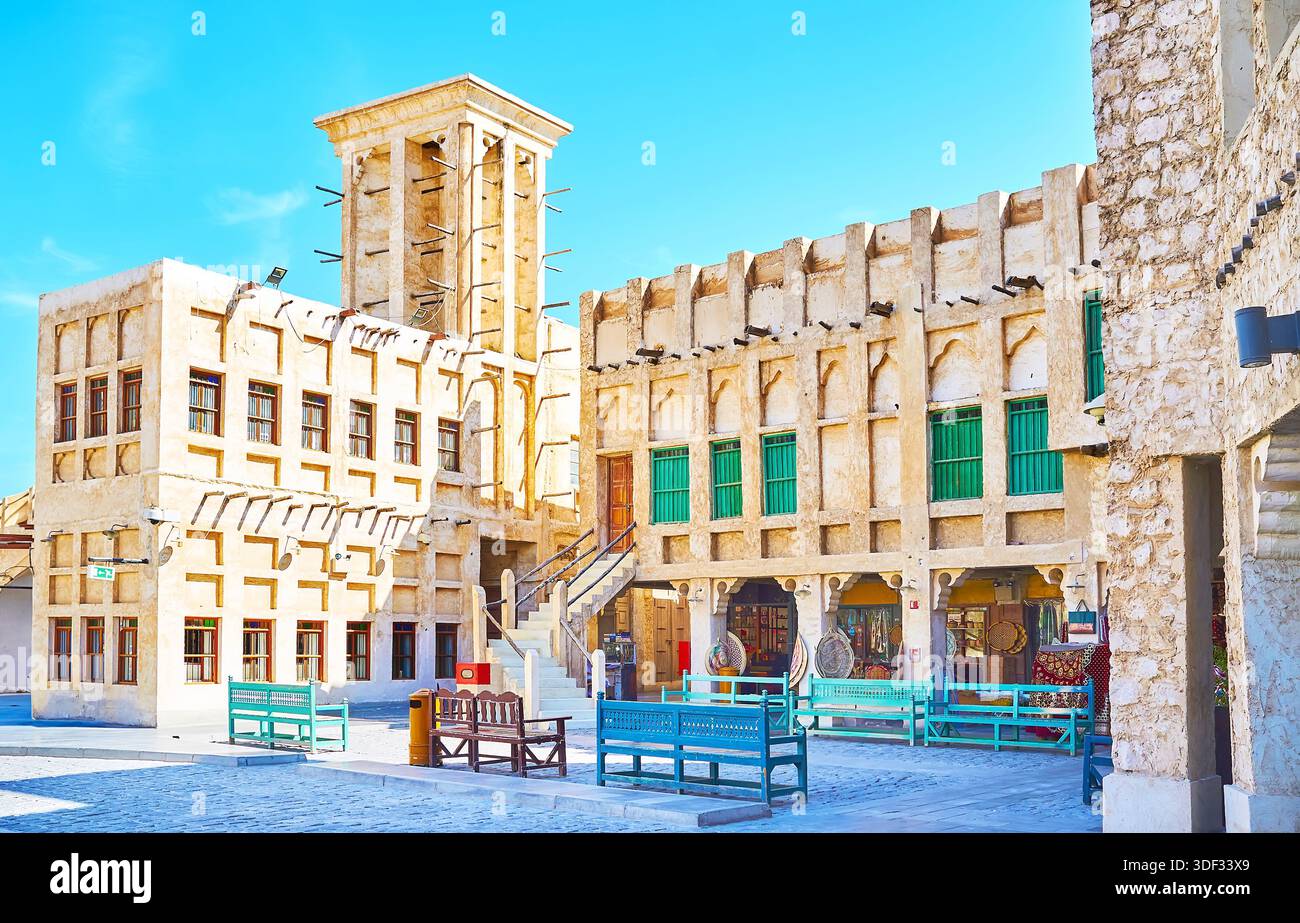 DOHA, Qatar - 13 febbraio 2018: Il vecchio Souq Waqif è il luogo migliore per godere di autentica architettura - palazzi con le tradizionali travi in legno (shanda Foto Stock
