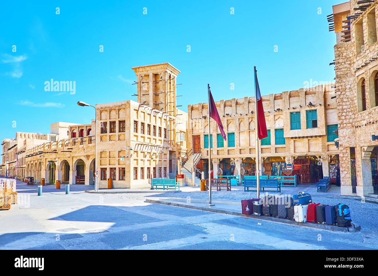 DOHA, Qatar - 13 febbraio 2018: il quartiere storico di Souq Waqif è un luogo popolare tra i turisti che soggiornano in hotel locali, situato nella vecchia authen Foto Stock