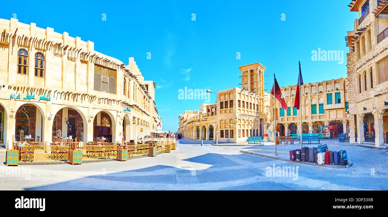 DOHA, Qatar - 13 febbraio 2018: Panorama di Al Souq strada sul territorio di Souq Waqif market, famoso luogo storico con conservati e ripristinati bui Foto Stock
