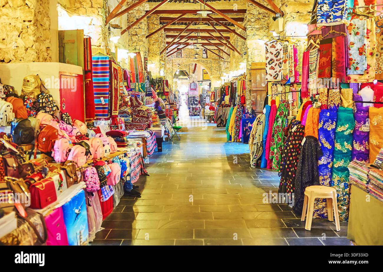 I vicoli del Souq Waqif sono il luogo perfetto per lo shopping nelle tradizioni arabe, i negozi locali vantano un'ampia gamma di prodotti buoni, Doha, Qatar Foto Stock