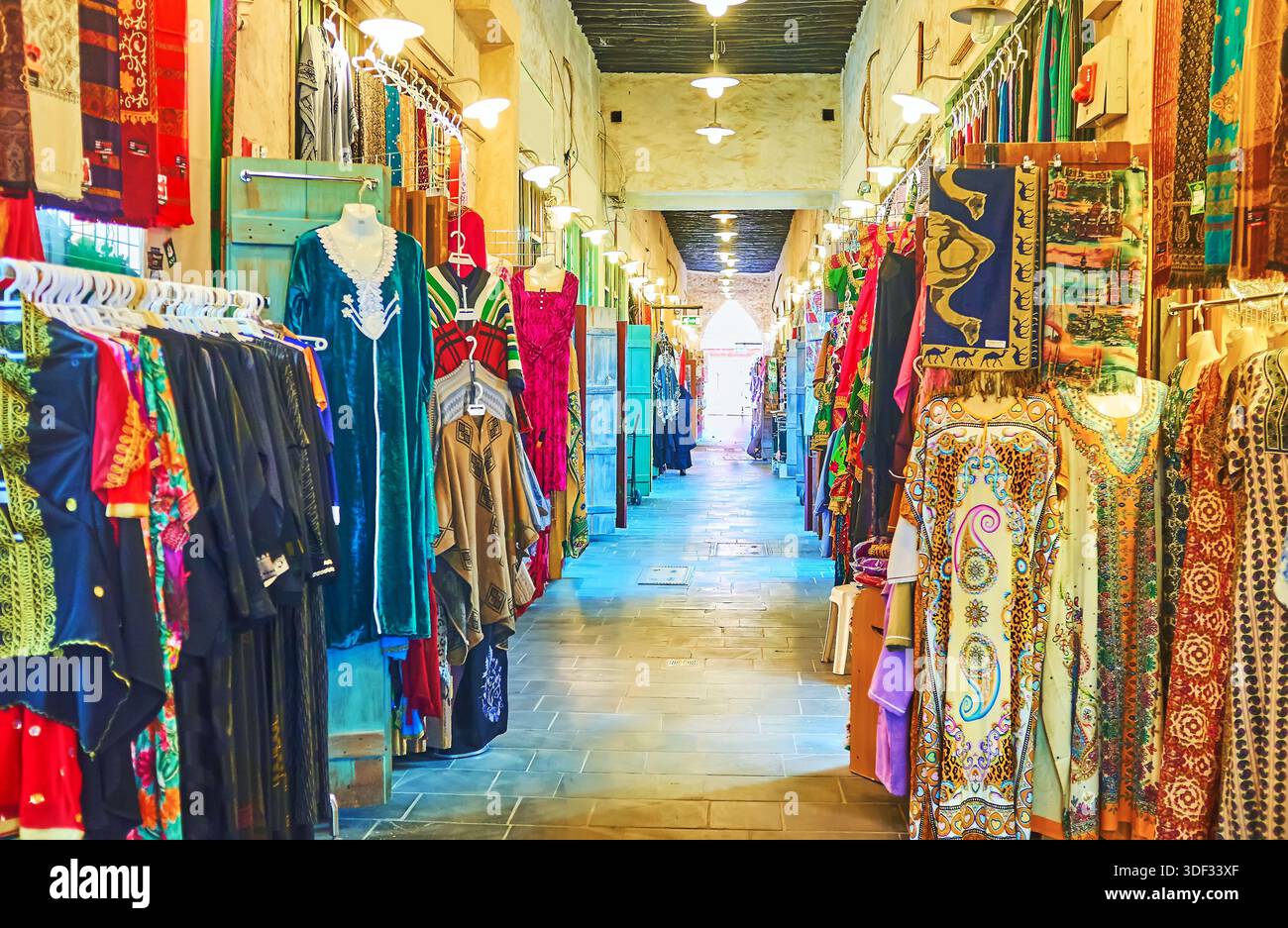 Il vicolo del Souq Waqif con piccole bancarelle, che offrono abbigliamento, accessori e souvenir, Doha, Qatar Foto Stock