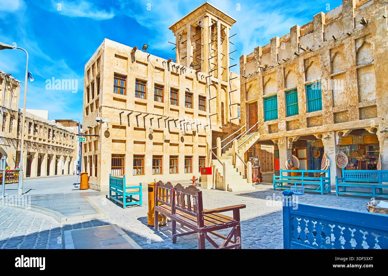 Il vecchio edificio con torre del vento nel quartiere Souq Waqif, Doha, Qatar Foto Stock