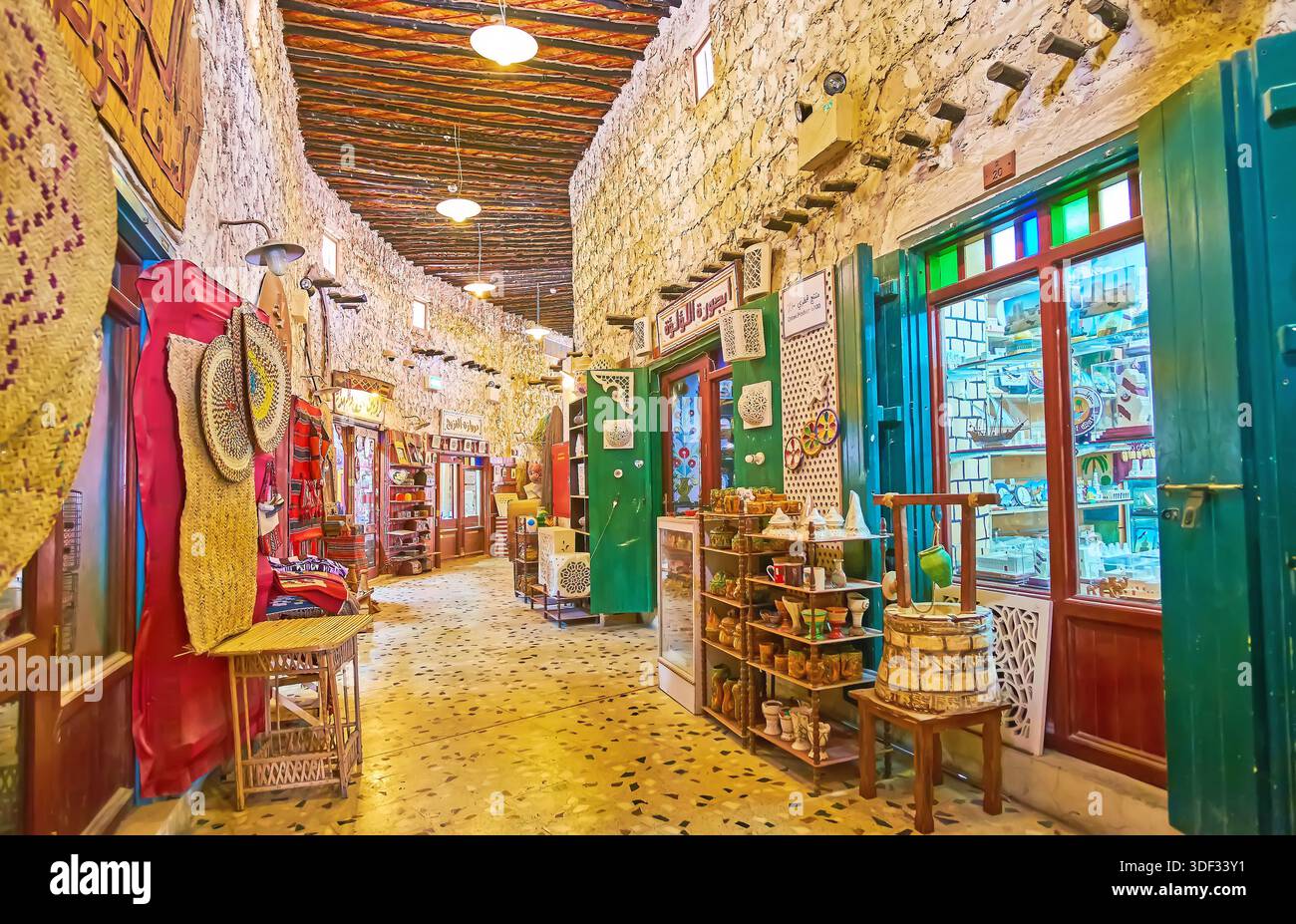 DOHA, Qatar - 13 febbraio 2018: il vicolo curvo del Souq Waqif con numerosi negozi di artigianato e gallerie d'arte, il 13 febbraio a Doha Foto Stock