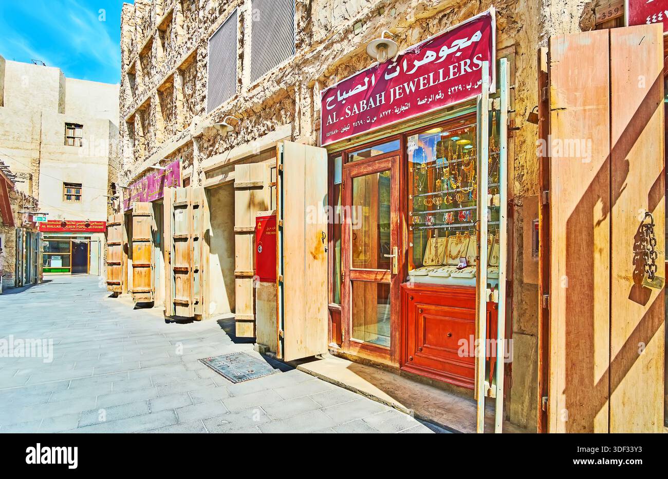 DOHA, Qatar - 13 febbraio 2018: il dipartimento di gioielli di Souq Waqif - Old Street con fila di negozi offre gioielli in oro e argento, su Febru Foto Stock