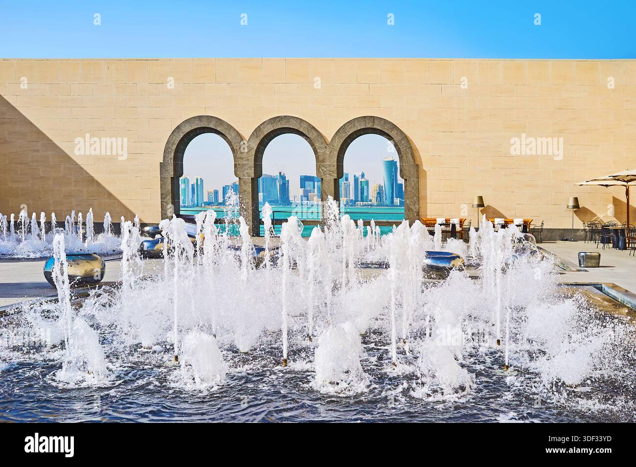 DOHA, Qatar - 13 febbraio 2018: Il scenografico cortile del museo di arte islamica è decorato con fontane, futuristico di panchine e finestre ad arco, openin Foto Stock