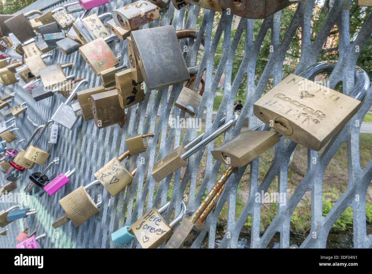 Amore si blocca su un ponte Foto Stock