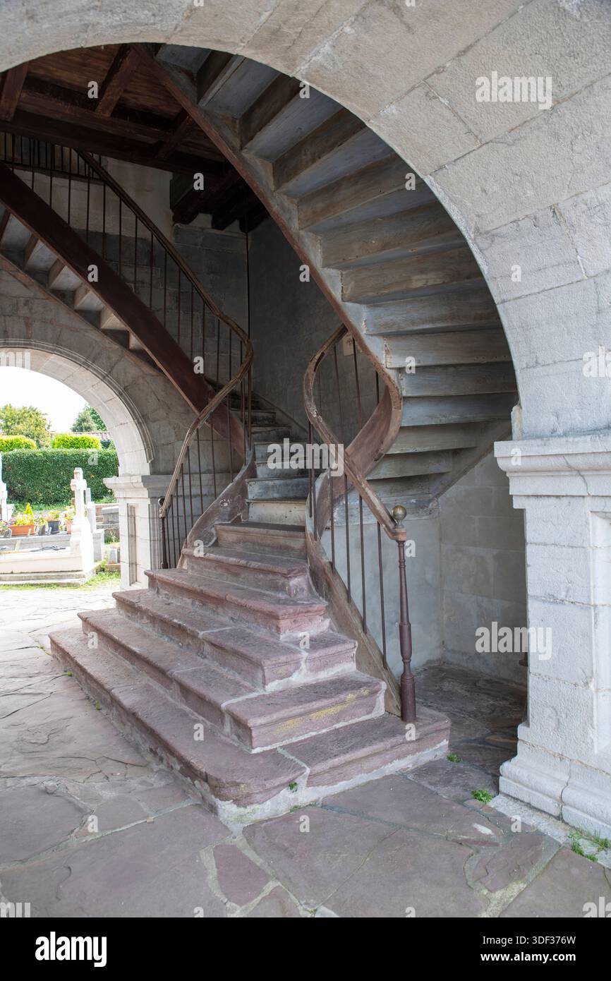Scala in pietra a chiocciola all'interno dell'antico cortile del cimitero, monumento antico dell'architettura in pietra intemprata Foto Stock