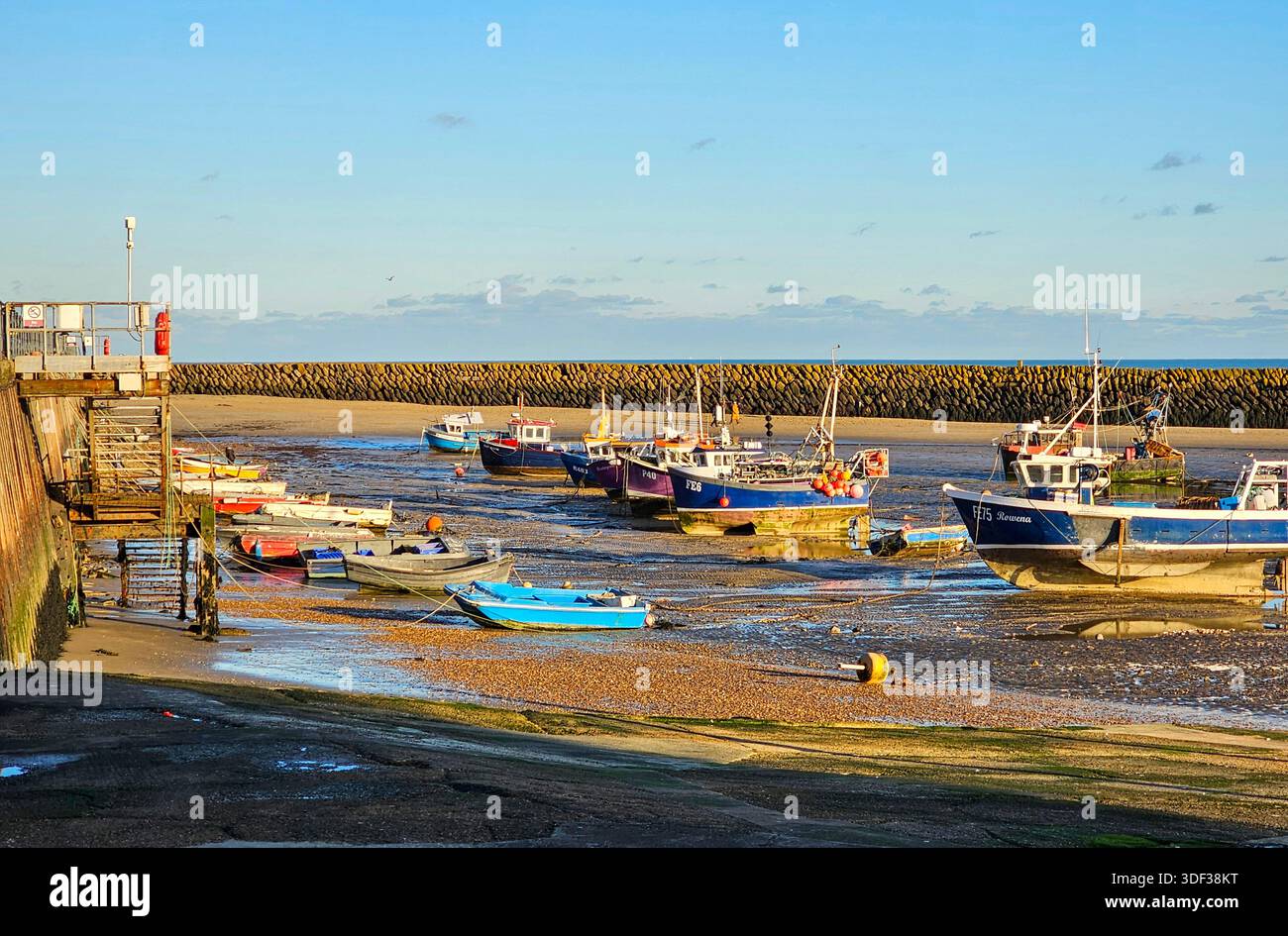 Barche da pesca di Folkestone Harbour durante la bassa marea Foto Stock